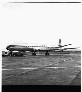 de Havilland Comet jet on ramp