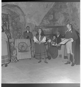 Kinvara tour - Singers at Kinvara Castle