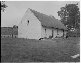 Bunratty folk park - Cottage and wolfhounds