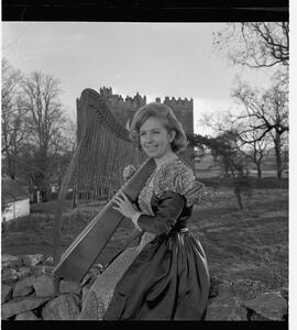 Bunratty medieval banquet entertainer