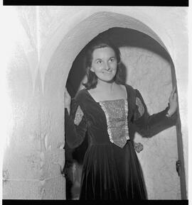 Miss Una Kelly at Bunratty Castle