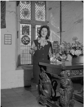 Miss Joy De Burgh O'Brien singing at Bunratty