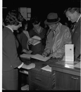 Bing Crosby arrives at Shannon