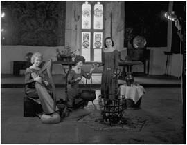 Three girls at Great hall in Bunratty